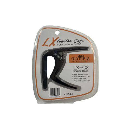 Capotrasto negro para guitarra clásica Olympia LX-C2 de Musical Santa Cecilia, colocado sobre guitarra clásica en escenario.