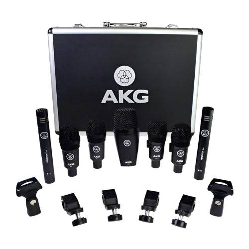 Microfono AKG para batería en set de música, colocado sobre platillos en un kit de batería profesional.