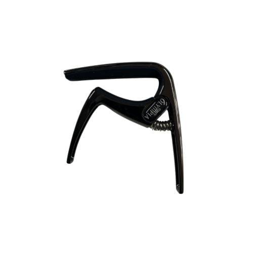 Capotrasto negro para guitarra clásica Olympia LX-C2, ajustable, en posición, mostrando su forma y material en una guitarra clásica.