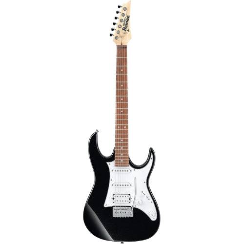 Guitarra eléctrica Ibanez Gio GRX40-BKN de color negro con cuerpo sólido y mástil de madera, en soporte sobre fondo blanco