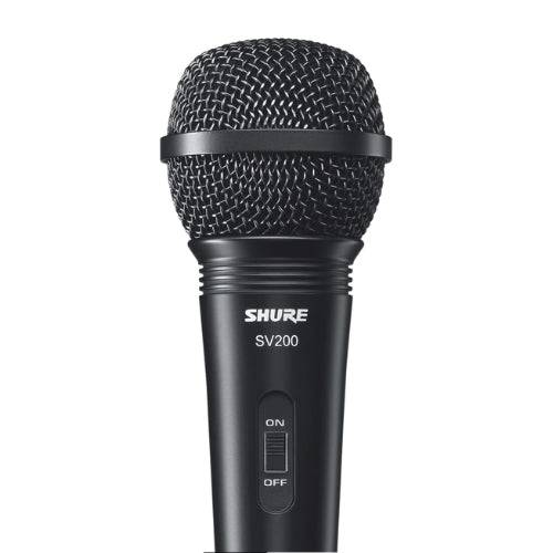 Micrófono Shure SV200 de Musical Santa Cecilia, vista cercana mostrando el diseño y puerto de entrada en un fondo neutro.